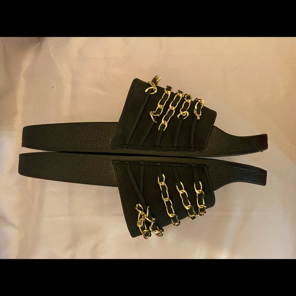 Refresh Black sliders with 5 layers of Gold Chain size 9 - Picture 2 of 6